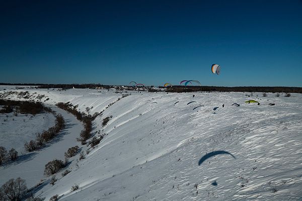 Яркое солнце, голубое небо и добрый динамик. На основном Вяжеском склоне летало все.