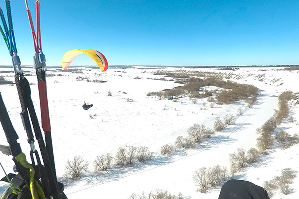 Илья Анисютин надеется на термичку, но потоки слабоваты и рвутся крепким ветром