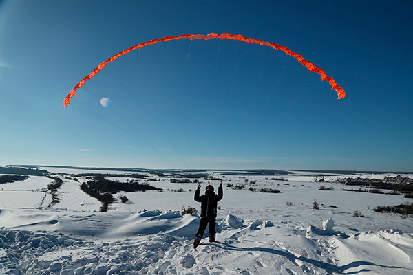 Илья Анисютин обкатывает на земле сшитую им модель параплана. Пожелаем ему успеха в этом весьма непростом деле