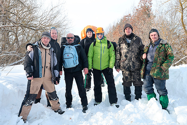 Добрые лица пилотов клуба "Первый шаг" перед выходом из Вяжей на склон "Бочки". Идти предстоит 2 км по снежной целине...
