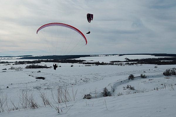 Тюшин Вадим перегоняет АСА Тайран-8 Гены Саенко со спортивного старта на учебный. Увы. Ветер оказался слишком крепким. Учебные полеты не получились и пришлось ограничиться только наземной тренировкой