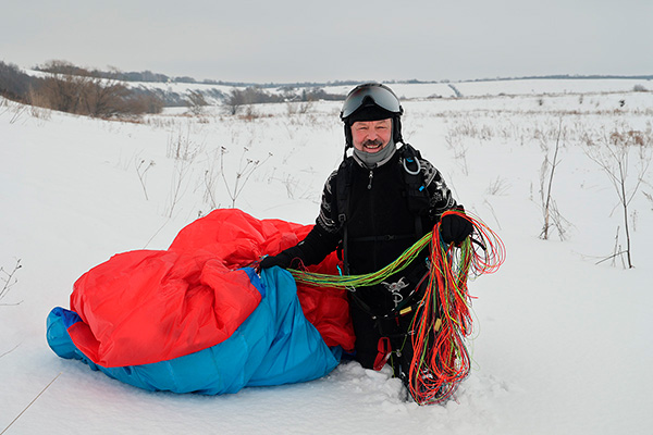Снега под учебным склоном почти по пояс будет, но для Гены Саенко это не проблема, а основание точно расчитывать заход на посадку и приземляться на вытоптанную площадку к метке цели