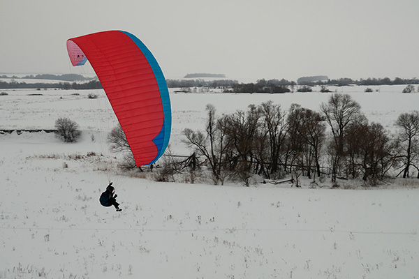Гена Саенко в воздухе с крылом АСА Тайран-8